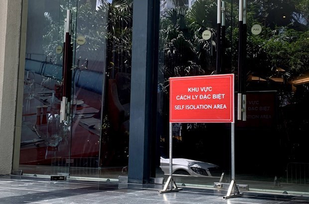 Bảng thông báo trước một khách sạn thực hiện cách ly tại Hà Nội. Ảnh: Vietnam+