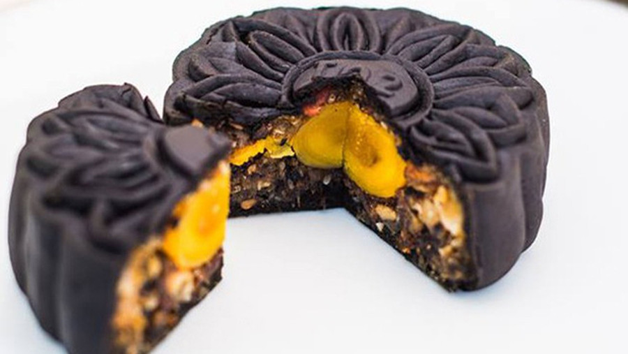 Còn mẫu bánh này được làm từ than tre. Còn mẫu bánh này được làm từ than tre.