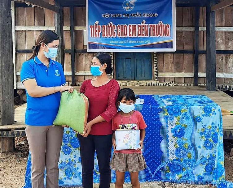 Hội Liên hiệp phụ nữ thị trấn Kbang trao quà tiếp bước tới trường cho học sinh có hoàn cảnh khó khăn. Ảnh: Minh Châu Hội Liên hiệp phụ nữ thị trấn Kbang trao quà tiếp bước tới trường cho học sinh có hoàn cảnh khó khăn. Ảnh: Minh Châu
