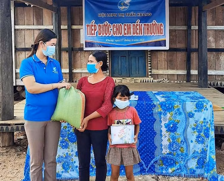 Hội Liên hiệp phụ nữ thị trấn Kbang trao quà tiếp bước tới trường cho học sinh có hoàn cảnh khó khăn. Ảnh: Minh Châu