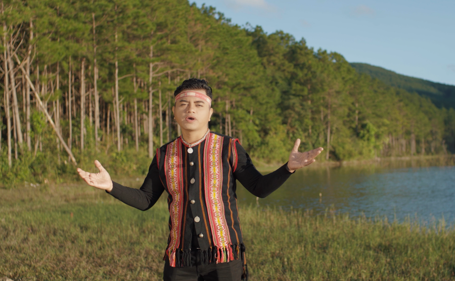 Ca sĩ Y Jang Tuyn trong một cảnh quay của MV 