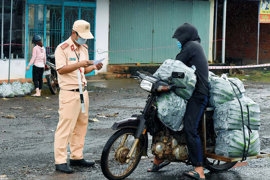 6.Người dân vận chuyển hàng hóa thiết yếu được tạo thuận lợi qua chốt nhanh gọn tại chốt kiểm soát số 2, xã An Phú, TP. Pleiku.