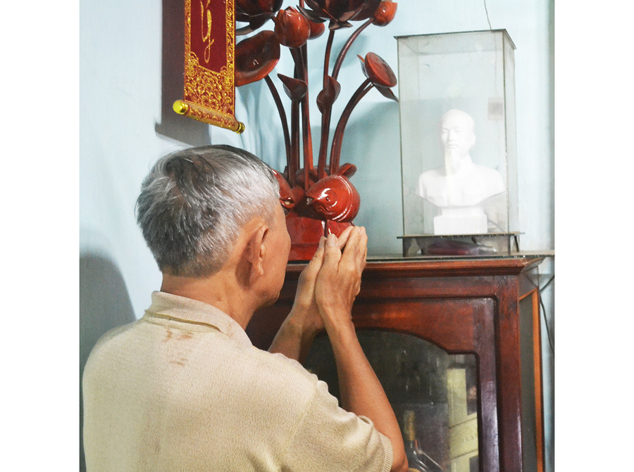  Ông Nguyễn Công Quế (tổ dân phố 9, phường Hoa Lư, TP. Pleiku) lập bàn thờ Bác Hồ tại gia đình. Ảnh: Hoàng Cư
