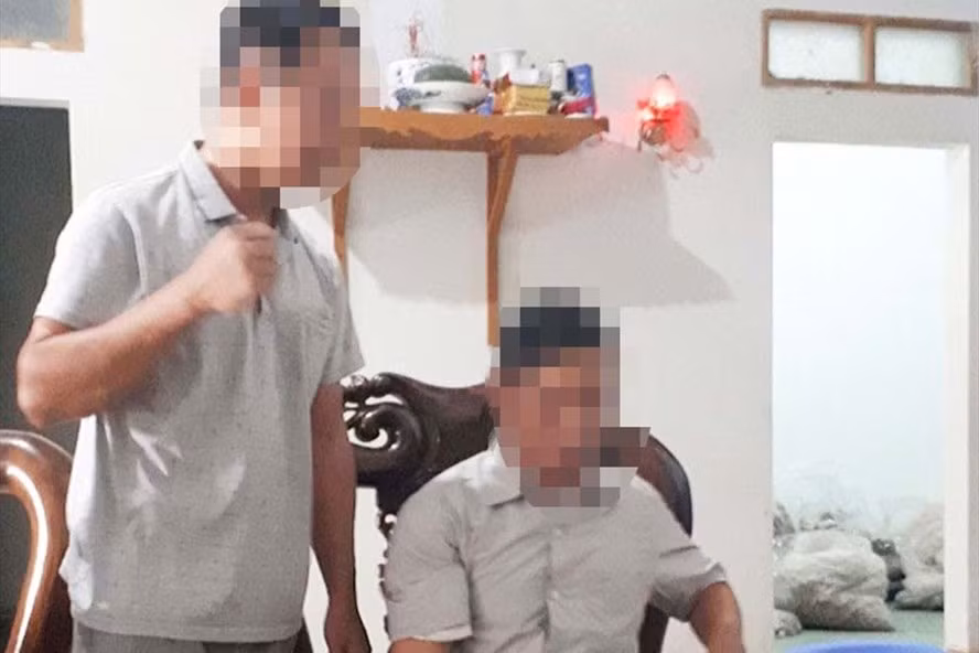 Thầy lang H. (bên trái). Ảnh: Báo Bắc Giang.