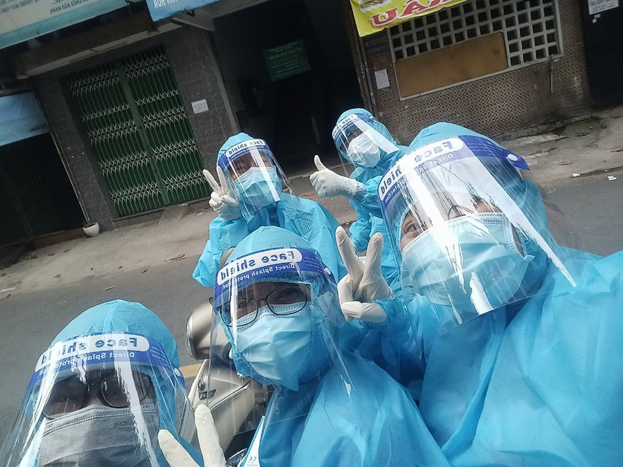 Thanh Mai cùng đội lấy mẫu xét nghiệm nhanh P.13, Q.Bình Thạnh (TP.HCM). Ảnh: NVCC