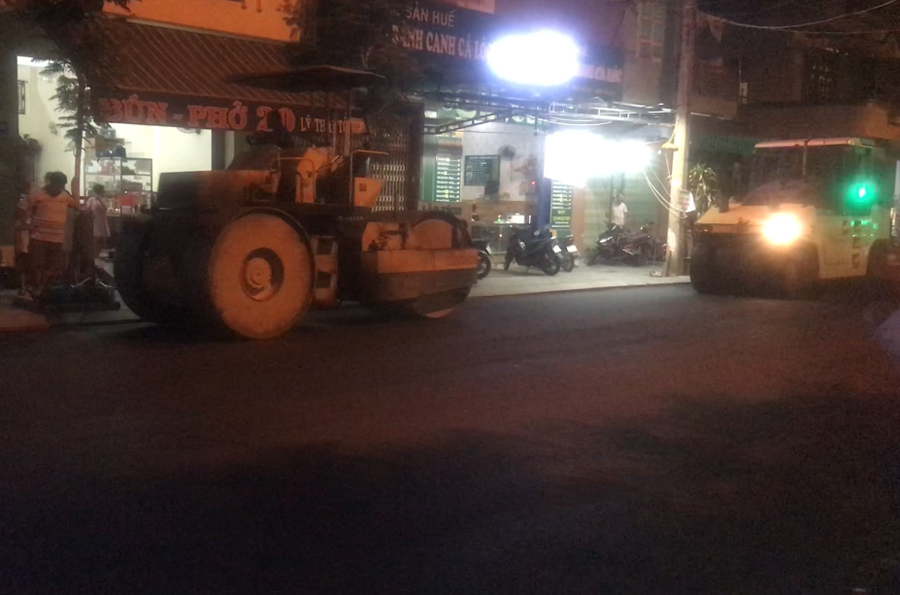 Công trình nâng cấp đô thị Quy Nhơn thi công xuyên đêm, trước khi lệnh phong tỏa có hiệu lực