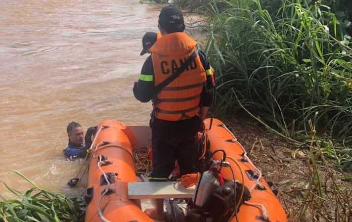 Lực lượng chức năng tìm kiếm nạn nhân bị mất tích trên sông Krông Nô. Ảnh: Cộng tác viên.