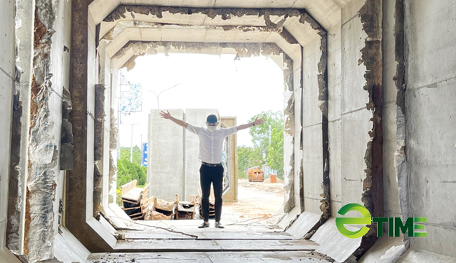 Bên trong một bi cống thoát. Ảnh: Nhiệt Băng