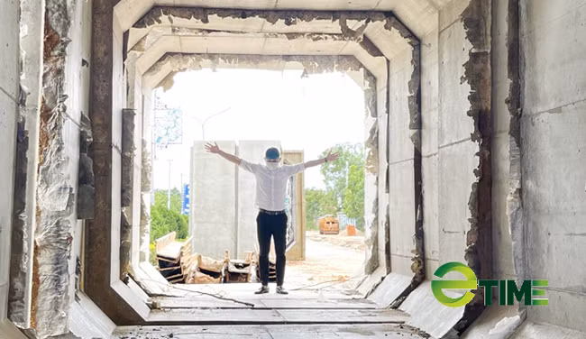 Bên trong một bi cống thoát. Ảnh: Nhiệt Băng