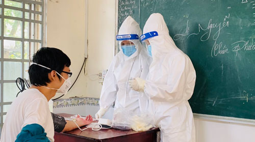 Anh Trương Chí Dũng đang được các bác sĩ khám sức khỏe tại khu cách ly tập trung tạm thời tại Trường THCS Thạnh Mỹ Lợi (phường Cát Lái, TP Thủ Đức)