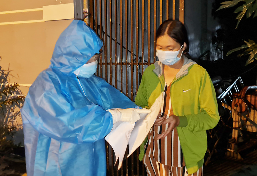 Nhân viên y tế phường Hoa Lư truy vết các trường hợp F1, F2 liên quan tới ca nhiễm mới ở hẻm 17/12 Lê Đình Chinh, phường Hoa Lư. TP. Pleiku. Ảnh: Bá Bính