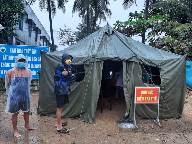 Quảng Ngãi tổ chức xét nghiệm Covid-19 cho các ngư dân tránh trú bão số 5 tại cảng Dung Quất. Ảnh: Tổng cục PCTT