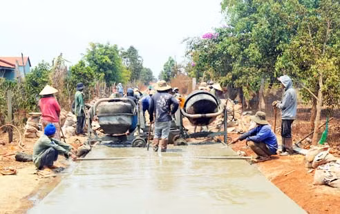 Người dân làng Drăh (xã Bar Măih, huyện Chư Sê) góp công sức làm đường giao thông nông thôn. Ảnh: Đinh Yến
