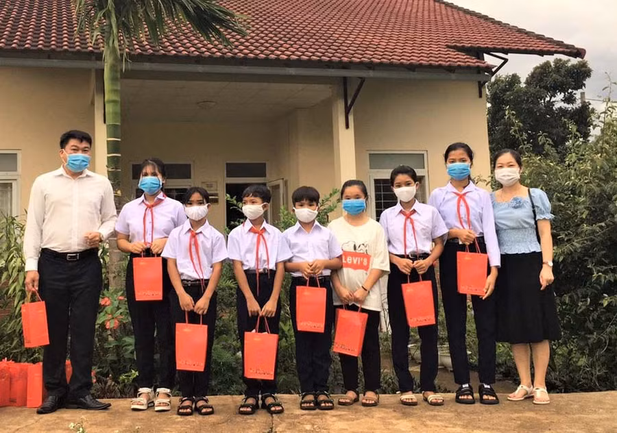 Trung tâm hoạt động Thanh thiếu nhi tỉnh Gia Lai trao quà Trung thu tại Làng trẻ em SOS Pleiku. Ảnh: Hà Đức Thành