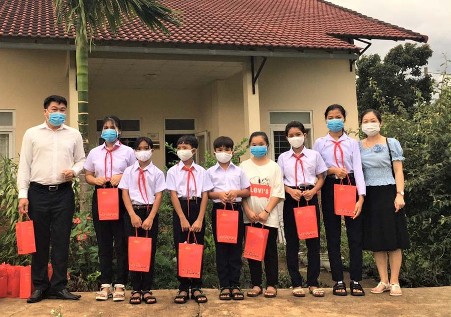 Trung tâm hoạt động Thanh thiếu nhi tỉnh Gia Lai trao quà Trung thu tại Làng trẻ em SOS Pleiku. Ảnh: Hà Đức Thành