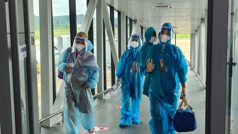 Niềm vui của thai phụ và người thân được hỗ trợ trở về nhà trong mùa dịch. Ảnh: Lâm Viên