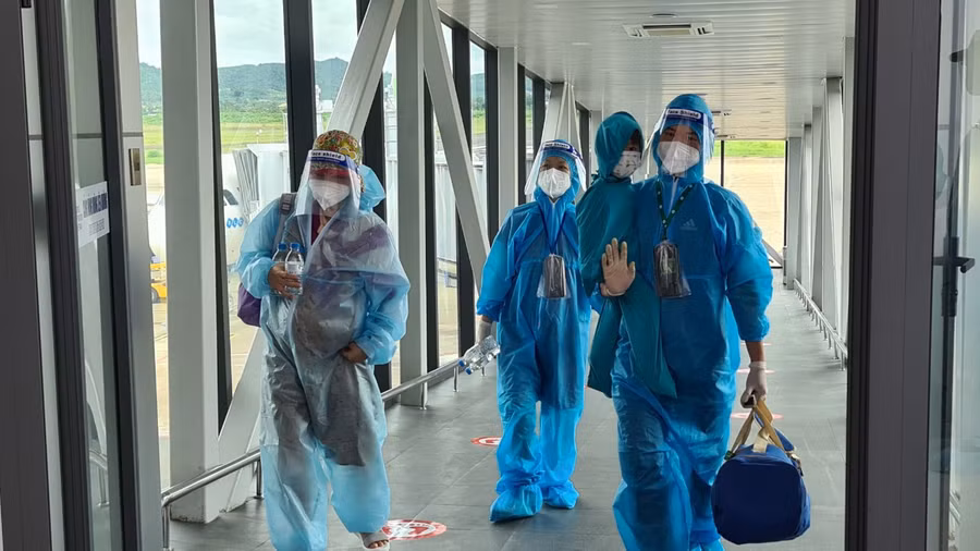 Niềm vui của thai phụ và người thân được hỗ trợ trở về nhà trong mùa dịch. Ảnh: Lâm Viên