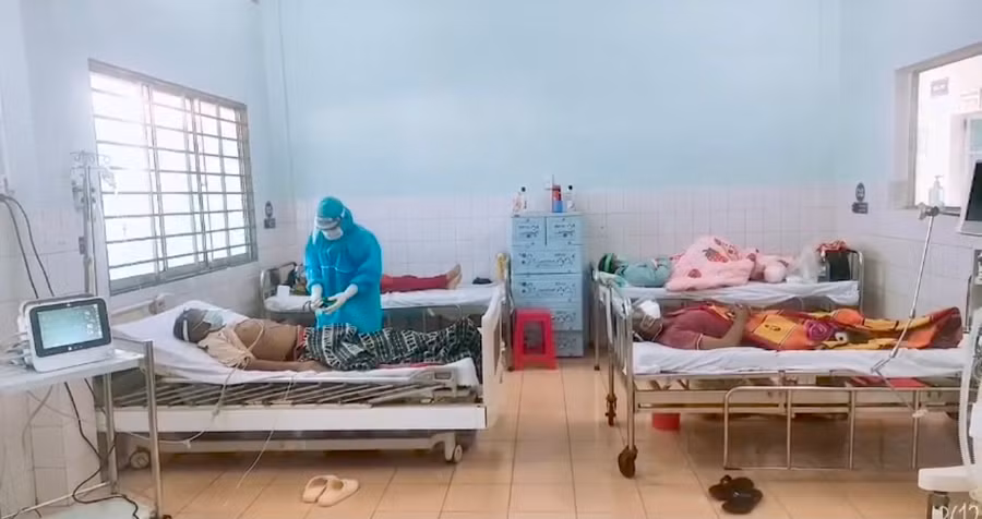 Nhân viên y tế Khoa Bệnh nhiệt đới (Bệnh viện Đa khoa tỉnh) chăm sóc cho bệnh nhân. Ảnh: Như Nguyện