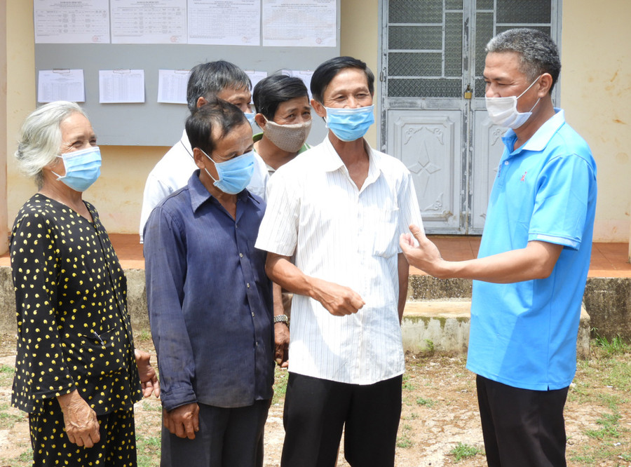 Giáo dân Giáo xứ Lệ Chí (xã Nam Yang, huyện Đak Đoa) trao đổi kinh nghiệm trong thực hiện chương trình xây dựng nông thôn mới. Ảnh: Thanh Nhật Giáo dân Giáo xứ Lệ Chí (xã Nam Yang, huyện Đak Đoa) trao đổi kinh nghiệm trong thực hiện chương trình xây dựng nông thôn mới. Ảnh: Thanh Nhật