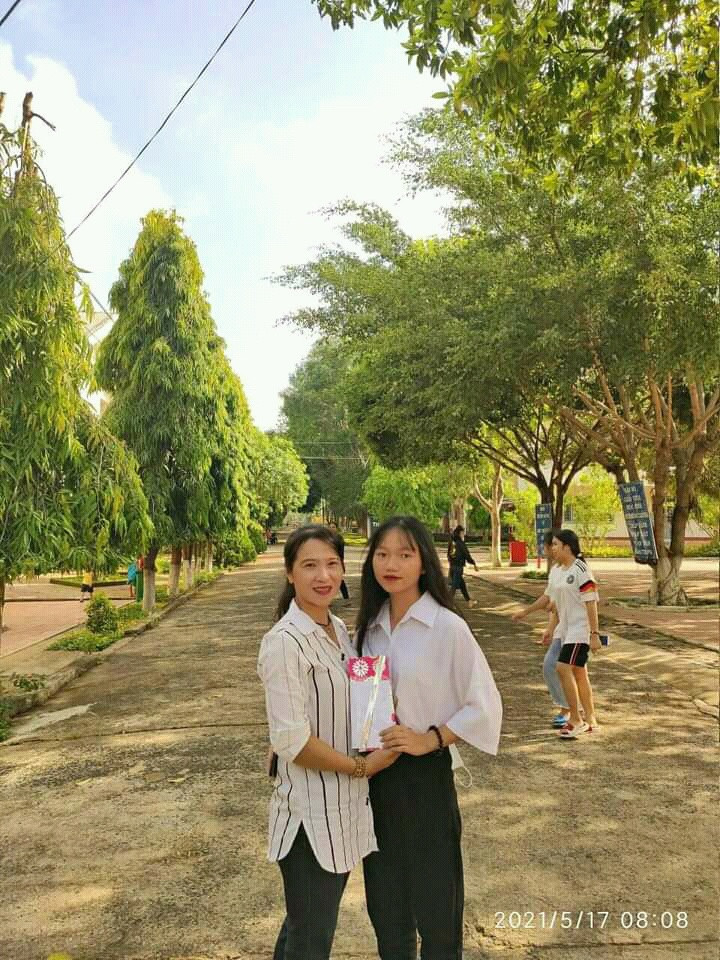 Ngọc cùng cô giáo dạy văn của mình. Ảnh: NVCC