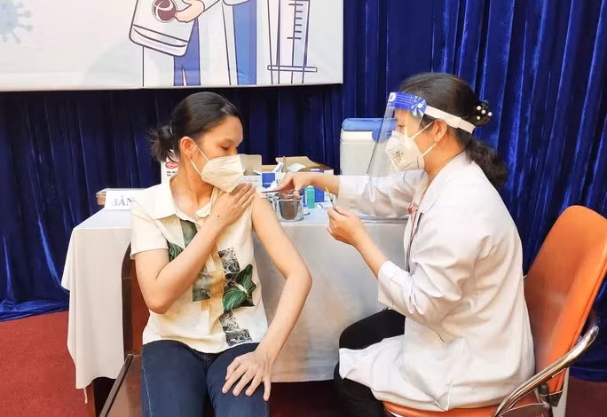 Tiêm vắc-xin cho người dân tại Viện Pasteur TP HCM