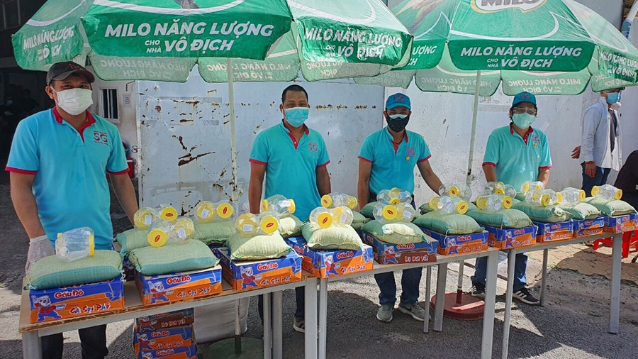 Nhóm Thiện nguyện Sài Gòn hỗ trợ thực phẩm cho người dân trong khu cách ly. Ảnh: TNSG