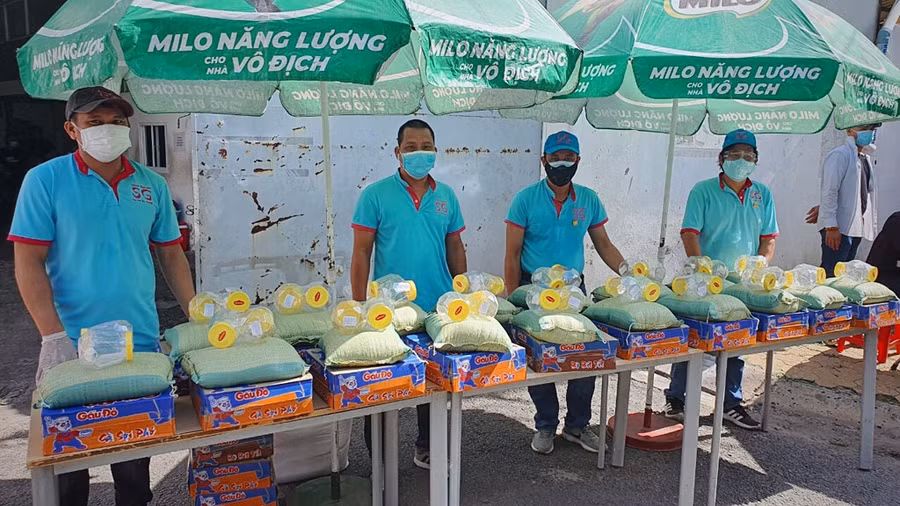 Nhóm Thiện nguyện Sài Gòn hỗ trợ thực phẩm cho người dân trong khu cách ly. Ảnh: TNSG