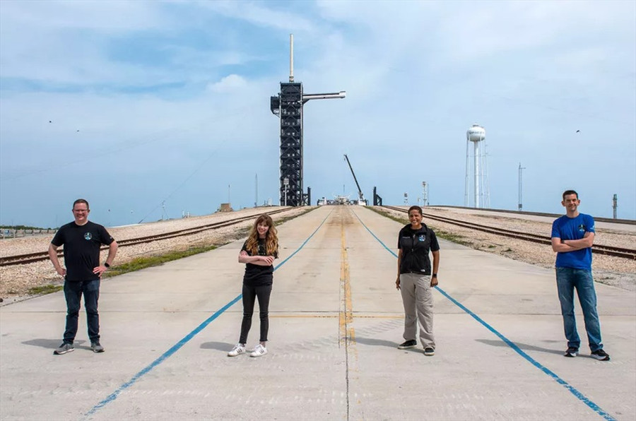 Phi hành đoàn Inspiration4 (Tỉ phú Jared Issacman mặc áo xanh). Ảnh: SpaceX Phi hành đoàn Inspiration4 (Tỉ phú Jared Issacman mặc áo xanh). Ảnh: SpaceX