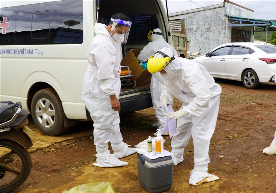Ngành Y tế tiến hành xét nghiệm, truy vết tại ổ dịch COVID-19 lớn nhất tỉnh Đắk Nông. Ảnh:NĐ Ngành Y tế tiến hành xét nghiệm, truy vết tại ổ dịch COVID-19 lớn nhất tỉnh Đắk Nông. Ảnh:NĐ