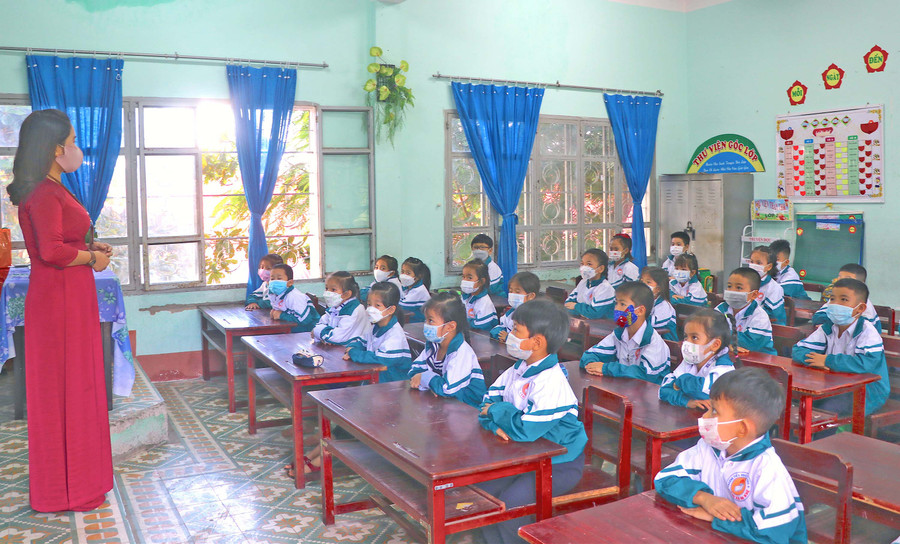 Cô và trò Trường Tiểu học Võ Thị Sáu (phường Tây Sơn, thị xã An Khê) trong một tiết học. Ảnh: Ngọc Minh