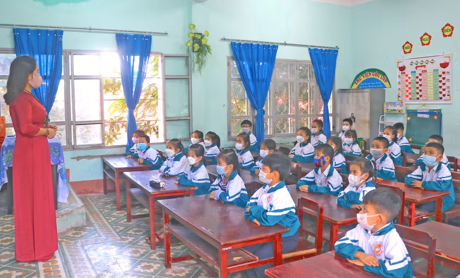 Cô và trò Trường Tiểu học Võ Thị Sáu (phường Tây Sơn, thị xã An Khê) trong một tiết học. Ảnh: Ngọc Minh