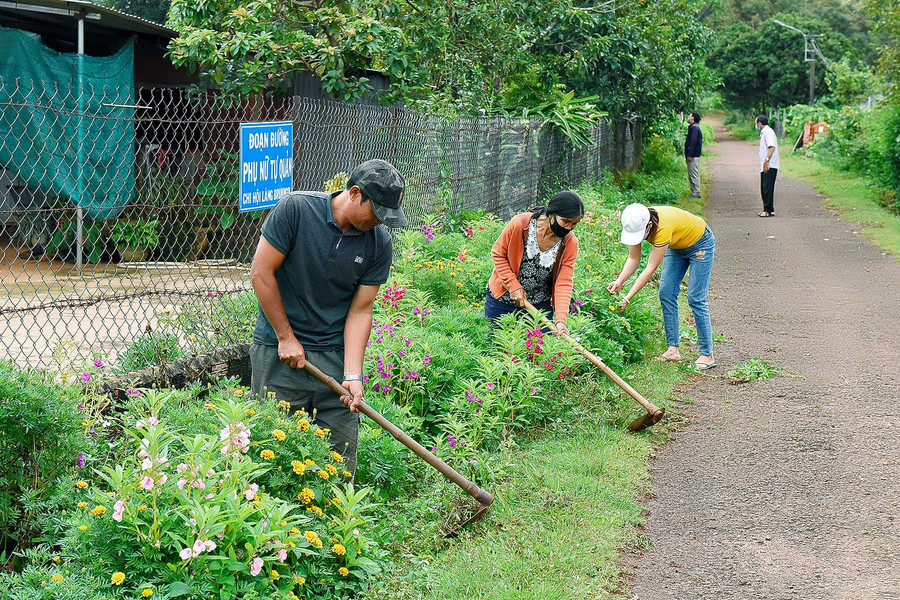 Người dân làng Bruk Ngol trao đổi kinh nghiệm trồng, chăm sóc cây thanh long.
