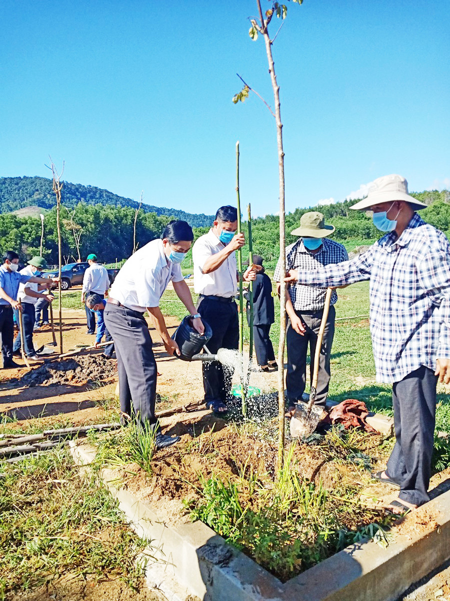 Quang cảnh buổi trồng cây. Ảnh: Minh Ngân Quang cảnh buổi trồng cây. Ảnh: Minh Ngân