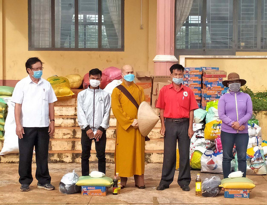 Tặng quà cho người dân khó khăn vùng dịch xã Chư Pơng. Ảnh Phấn Tiến 