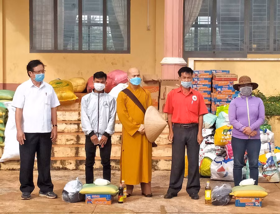 Tặng quà cho người dân khó khăn vùng dịch xã Chư Pơng. Ảnh Phấn Tiến 