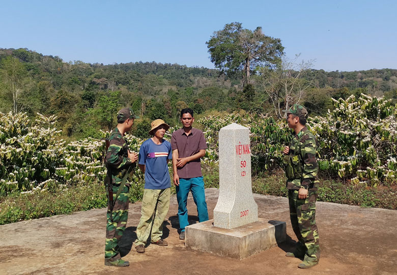 Bộ đội Biên phòng tỉnh Đắk Nông cùng người dân bên cột mốc chủ quyền Bộ đội Biên phòng tỉnh Đắk Nông cùng người dân bên cột mốc chủ quyền