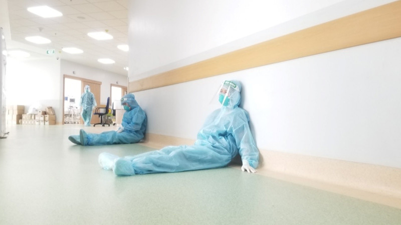 Nhiều lúc nhân viên y tế phải nằm xoài để tạm nghỉ, bảo hộ cũng không dám cởi để 