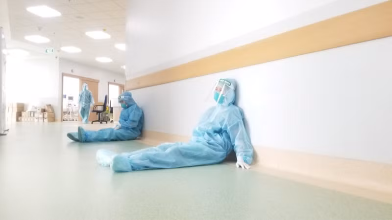 Nhiều lúc nhân viên y tế phải nằm xoài để tạm nghỉ, bảo hộ cũng không dám cởi để 