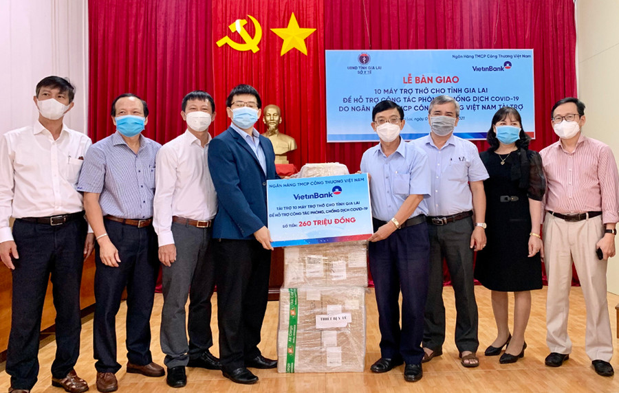 Các đại biểu chụp hình lưu niệm tại buổi trao tặng. Ảnh: Như Nguyện