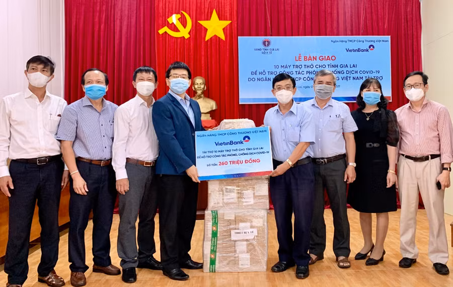 Các đại biểu chụp hình lưu niệm tại buổi trao tặng. Ảnh: Như Nguyện