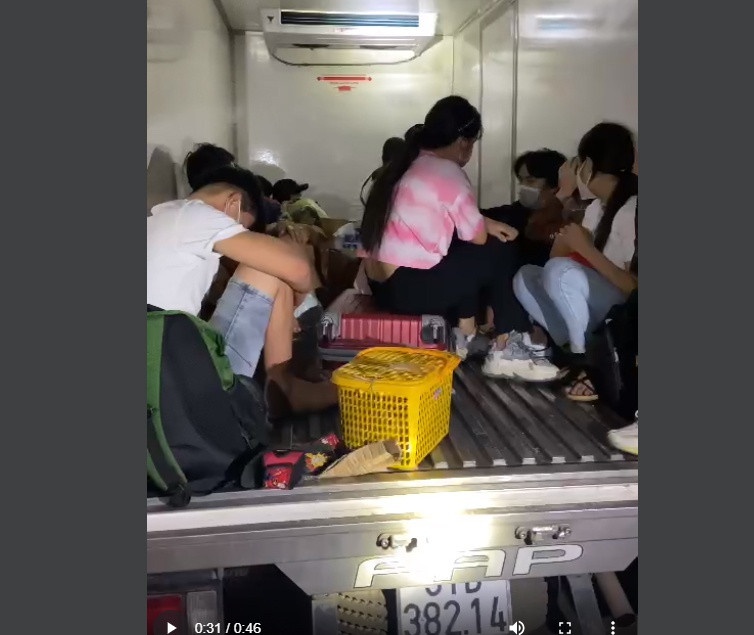 14 người trong thùng xe đông lạnh khi CSGT mở thùng xe. Ảnh: CẮT TỪ CLIP 14 người trong thùng xe đông lạnh khi CSGT mở thùng xe. Ảnh: CẮT TỪ CLIP
