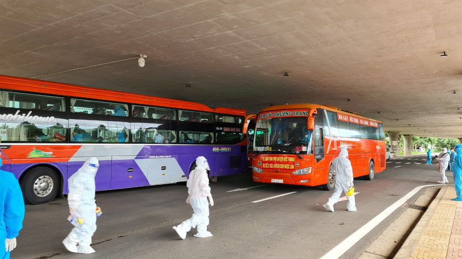 Xe chở thai phụ được khử khuẩn y tế trước khi đưa họ về khu cách ly tập trung. Ảnh: Lâm Viên