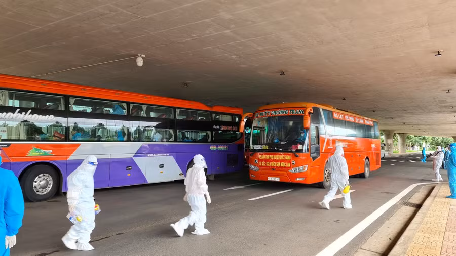 Xe chở thai phụ được khử khuẩn y tế trước khi đưa họ về khu cách ly tập trung. Ảnh: Lâm Viên