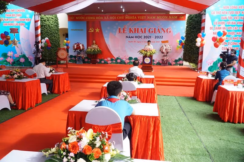 Đại diện lãnh đạo tỉnh Nghệ An và học sinh dự lễ khai giảng năm học mới tại Trường THPT chuyên Phan Bội Châu. (Ảnh: Hồ Lài)