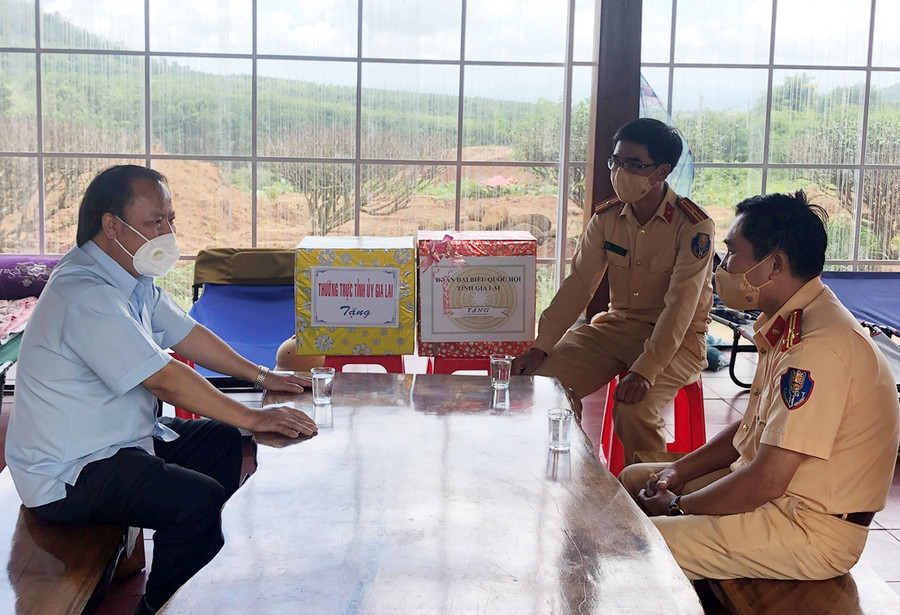 Đại diện lực lượng thực hiện nhiệm vụ tại chốt Sao Mai nêu một số khó khăn với Phó Bí thư Thường trực Tỉnh ủy Châu Ngọc Tuấn. Ảnh: Anh Huy Đại diện lực lượng kiểm soát tại chốt Sao Mai nêu một số khó khăn với Phó Bí thư Thường trực Tỉnh ủy Châu Ngọc Tuấn. Ảnh: Anh Huy