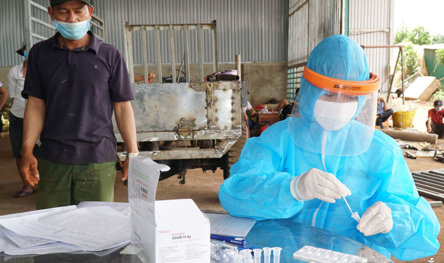 Cán bộ Y tế lấy mẫu xét nghiệm cho tại phường Đạt Hiếu, TX.Buôn Hồ. Ảnh: Sở Y tế Đắk Lắk.