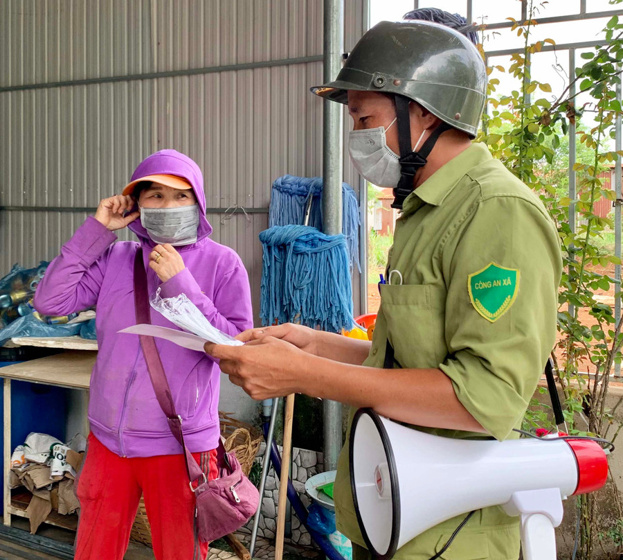 Các tổ Covid cộng đồng tích cực đến từng nhà tuyên truyền người dân thực hiện biện pháp phòng-chống dịch. Ảnh: Như Nguyện