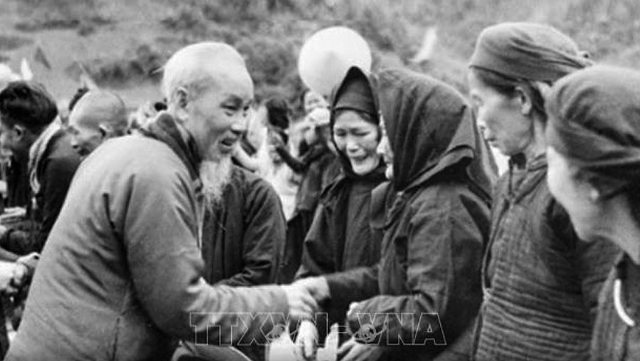 Bác Hồ về thăm nhân dân Pắc Bó (Cao Bằng) ngày 20.2.1961 - Ảnh TTXVN