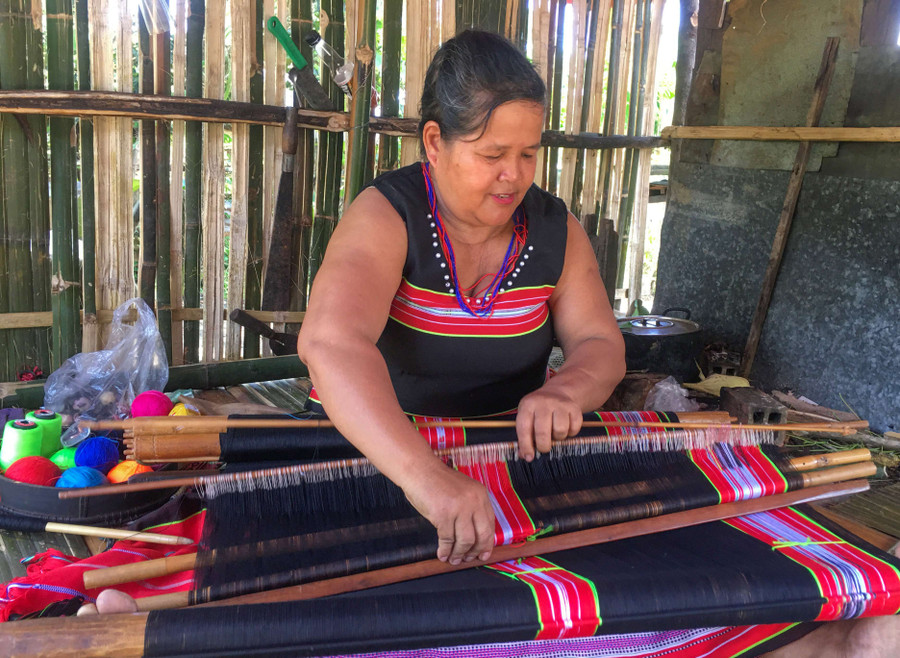  Bà Y Ấp xem đan dệt như một thú vui hàng ngày. Ảnh: H.T