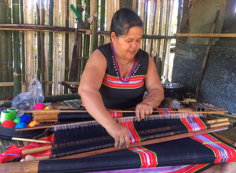 Bà Y Ấp xem đan dệt như một thú vui hàng ngày. Ảnh: H.T Bà Y Ấp xem đan dệt như một thú vui hàng ngày. Ảnh: H.T
